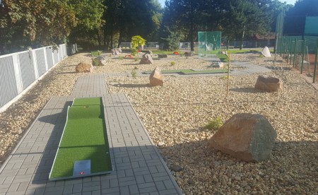 uz-jste-si-zahrali-na-novem-minigolfovem-hristi-v-koline